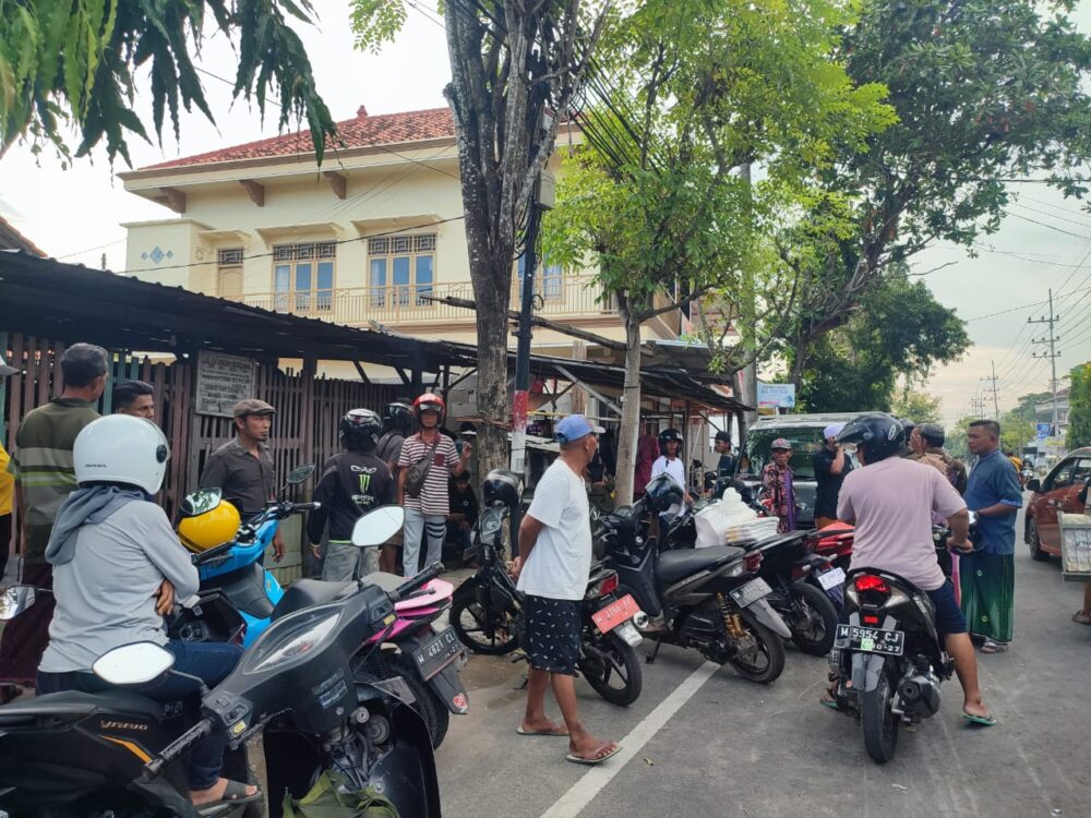Laka Lantas di Jl. Dirgahayu Pamekasan, Motor vs Mobil: Lalu Lintas Sempat Tersendat