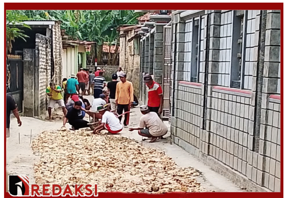 PUPR Hiraukan Keluhan, Warga Gladak Anyar Pamekasan Perbaiki Jalan Rusak Secara Swadaya