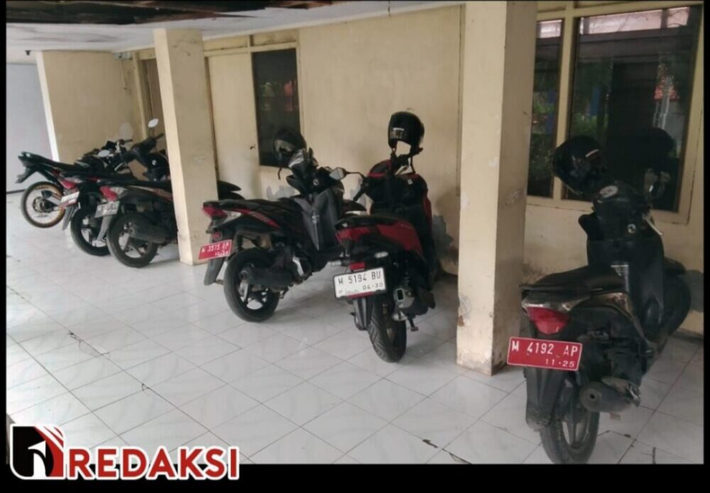 Dishub Pamekasan Dinilai Lalai Tertibkan Parkir di Kantor Dinas Pemberdayaan Masyarakat